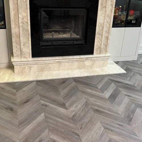 Кварцвиниловый SPC ламинат Vinilam Parquet Chevron Шеврон Легран RI444515CL4 французская елка 1293×305×8,5 фото в интерьере