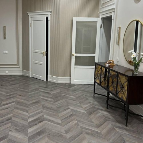 Кварцвиниловый SPC ламинат Vinilam Parquet Chevron Шеврон Легран RI444515CL4 французская елка 1293×305×8,5 фото в интерьере