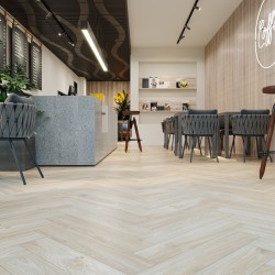 Кварцвиниловый SPC ламинат Cronafloor Herringbone Дуб Ницца H002 венгерская елка 640×128×4,5