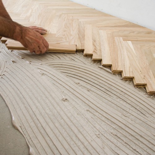 Укладка елочкой паркетной и инженерной доски на клей