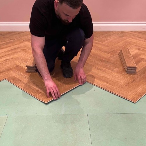 Укладка елочкой кварцвиниловых полов с замковым соединением