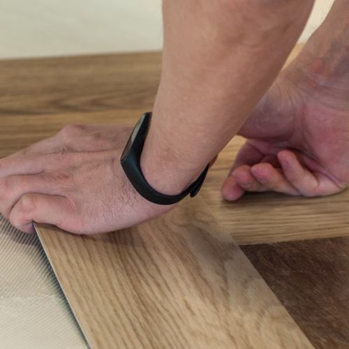 Укладка елочкой кварцвиниловой плитки на клей