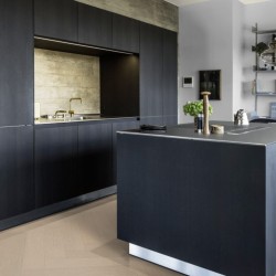 Паркетная доска Kahrs Life Authentic Herringbone Oak Mint Right LTCLRW5003R-121 Calm венгерская елка 593×121×10