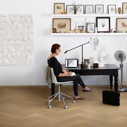 Паркетная доска Kahrs Life Authentic Herringbone Oak Sage Left LTCLRW5004L-121 Calm венгерская елка 593×121×10