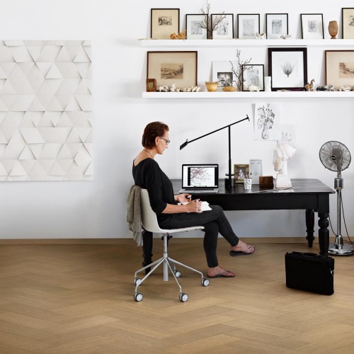 Паркетная доска Kahrs Life Authentic Herringbone Oak Sage Right LTCLRW5004R-121 Calm венгерская елка 593×121×10