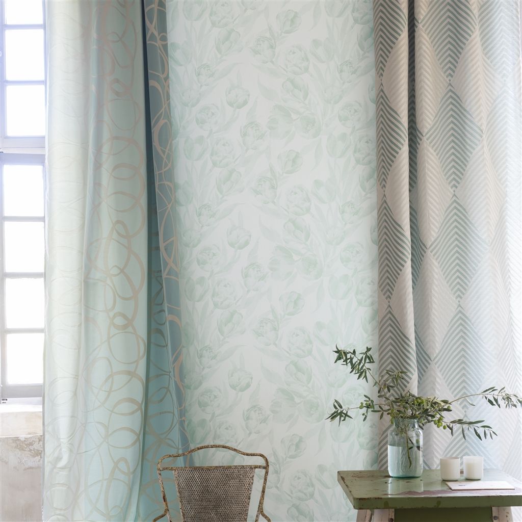 Обои Designers Guild Marquisette Fontainebleau-Pale Celadon PDG685/02 фото в интерьере Обои Designers Guild Marquisette Fontainebleau-Pale Celadon PDG685/02 фото в интерьере