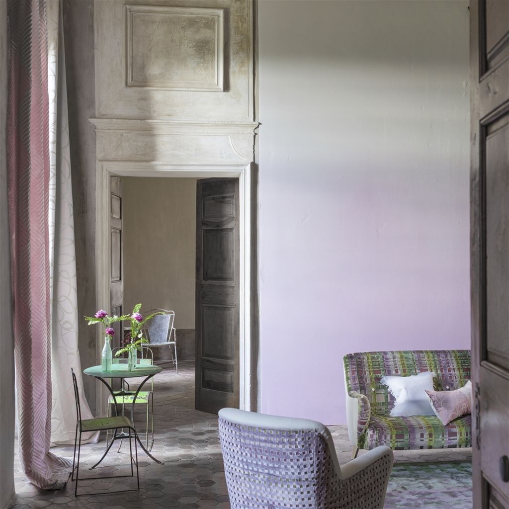 Панно Designers Guild Marquisette Saraille-Grape P600/10 фото в интерьере