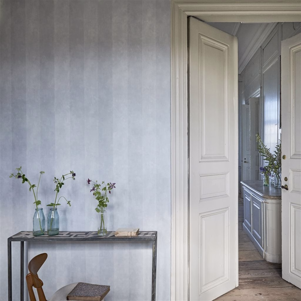 Обои Designers Guild Parchment Stripe Doves Egg PDG720/13 фото в интерьере