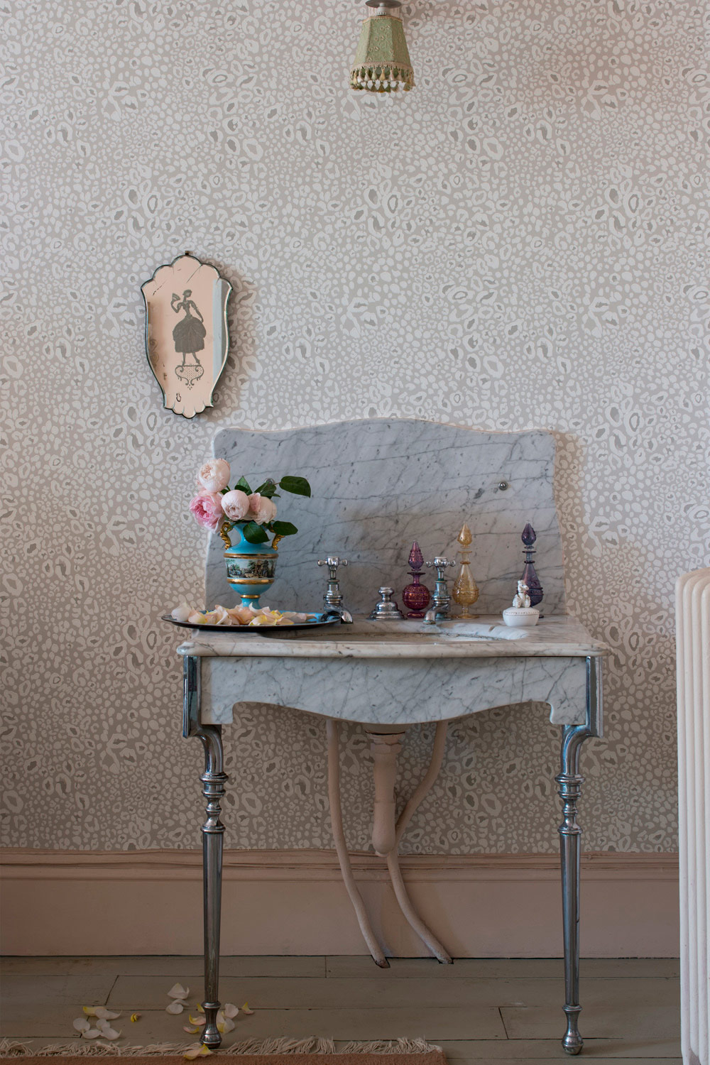 Обои Farrow & Ball Prim & Proper Ocelot BP 3701 фото в интерьере