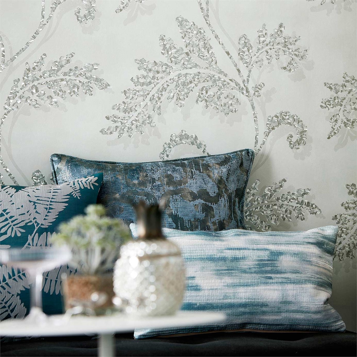 Обои Harlequin Lucero Mist/Platinum 111727 фото в интерьере