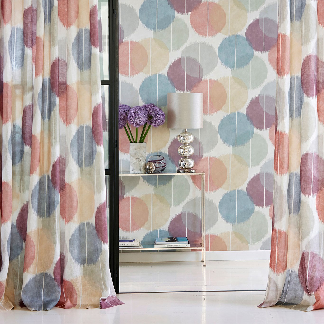 Обои Harlequin Tresillo Circulo Viola/Fawn 111453 фото в интерьере