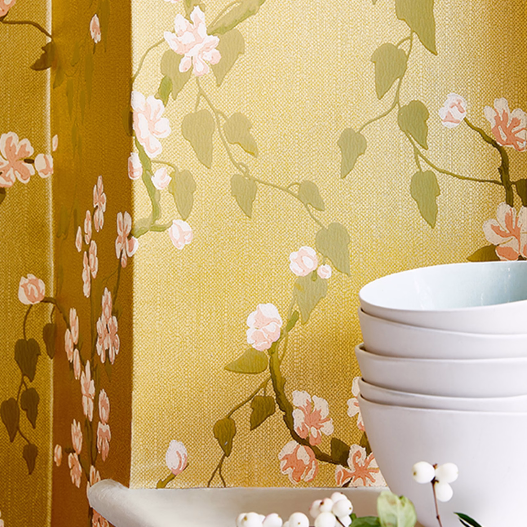Обои Little Greene Archive Trails Sakura − Yellow Lustre 0247SAYELLO фото в интерьере