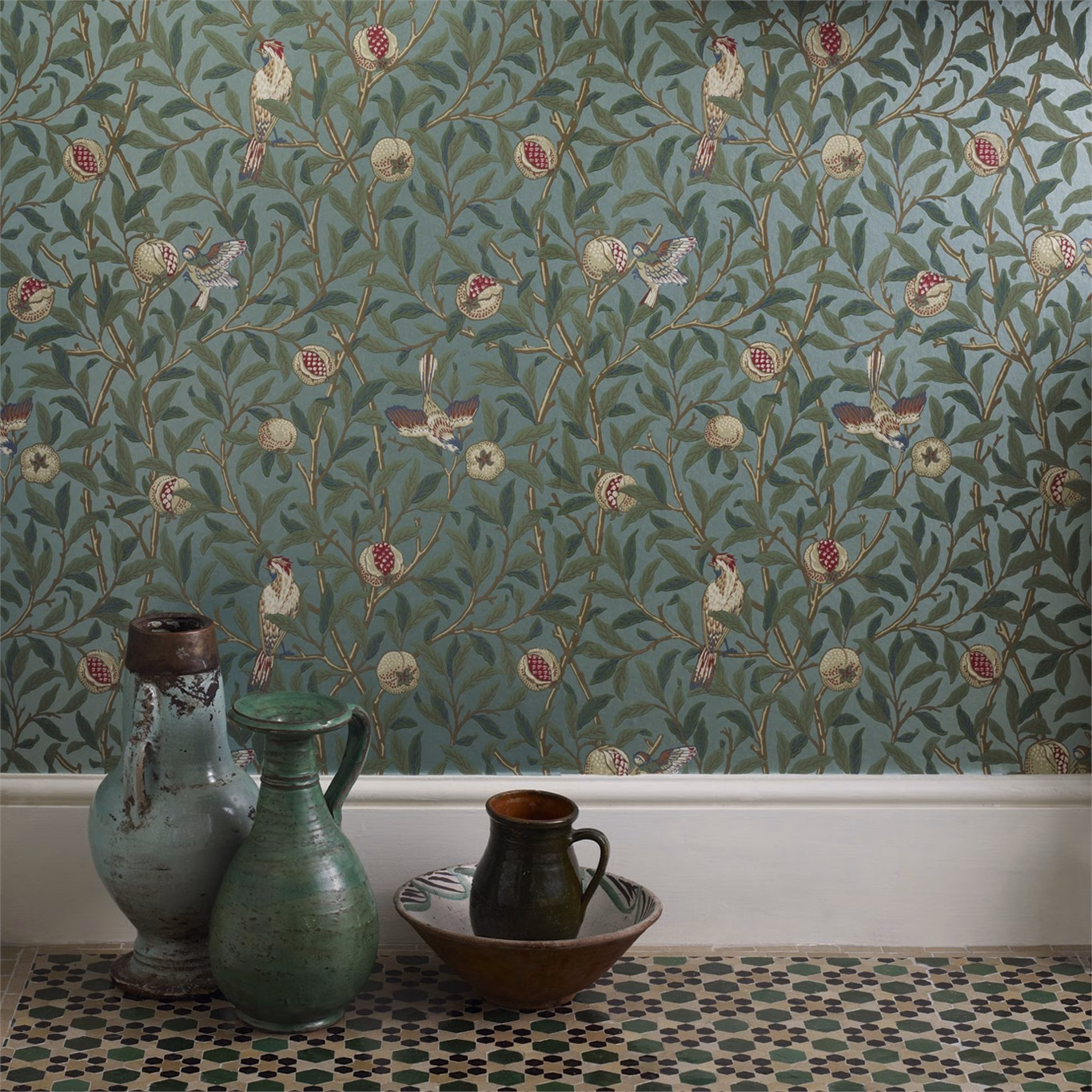 Обои Morris Archive Wallpapers II Bird & Pomegranate 212538 фото в интерьере