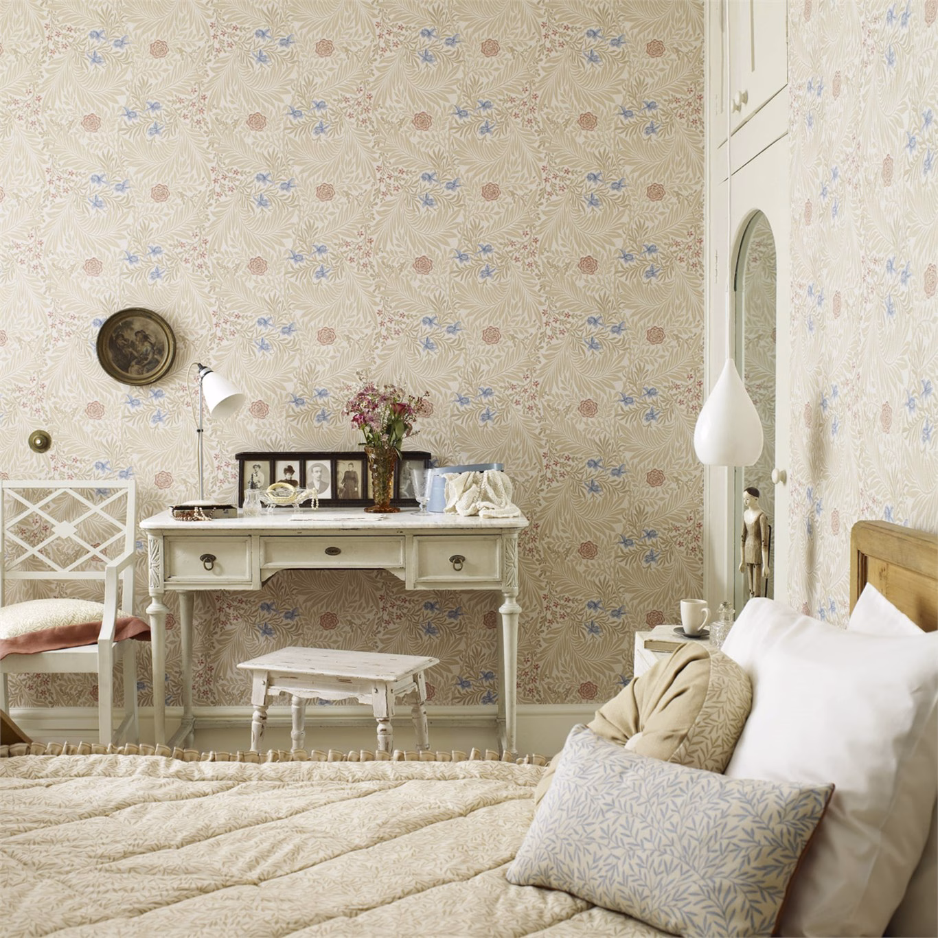 Обои Morris Archive Wallpapers II Larkspur 212556 фото в интерьере