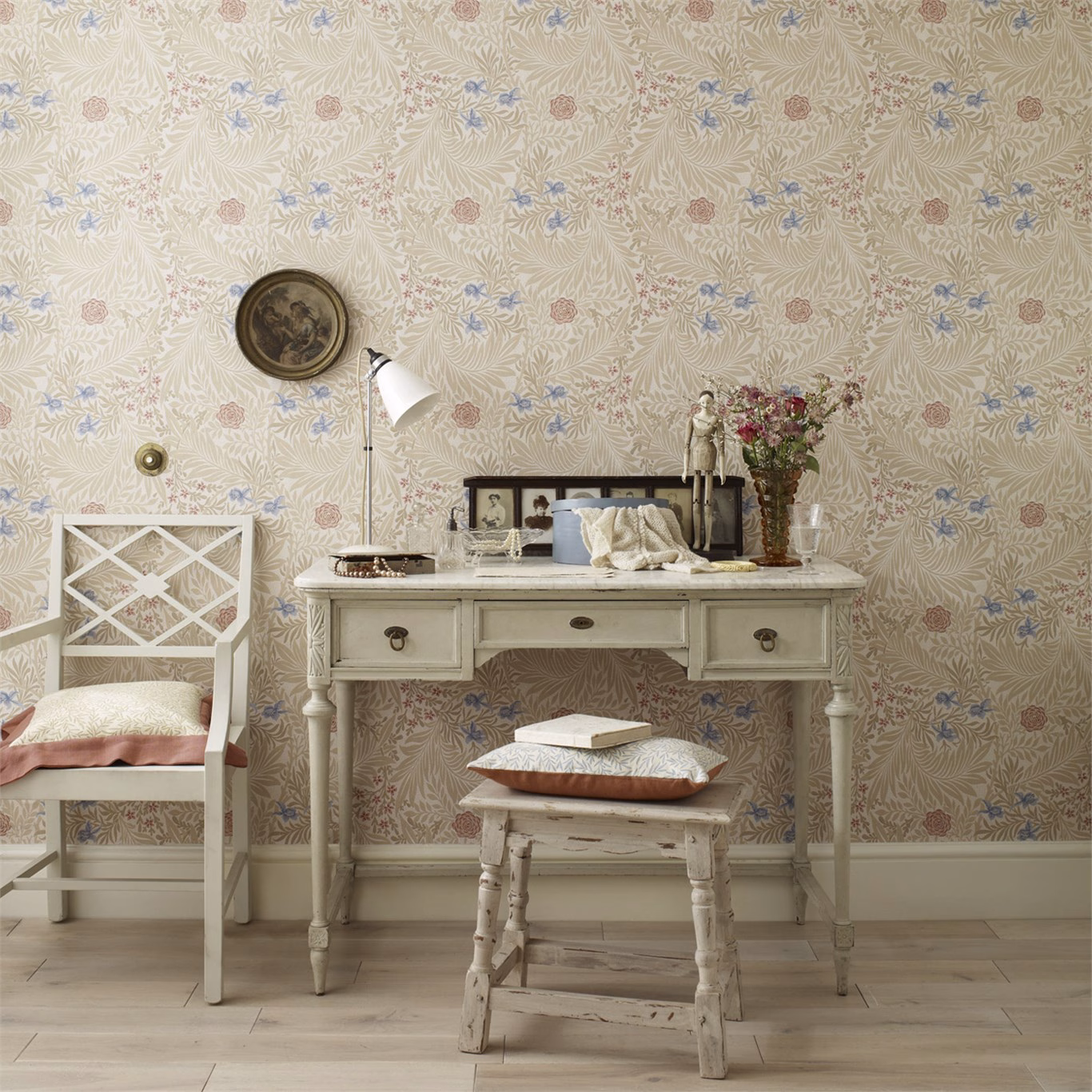 Обои Morris Archive Wallpapers II Larkspur 212556 фото в интерьере