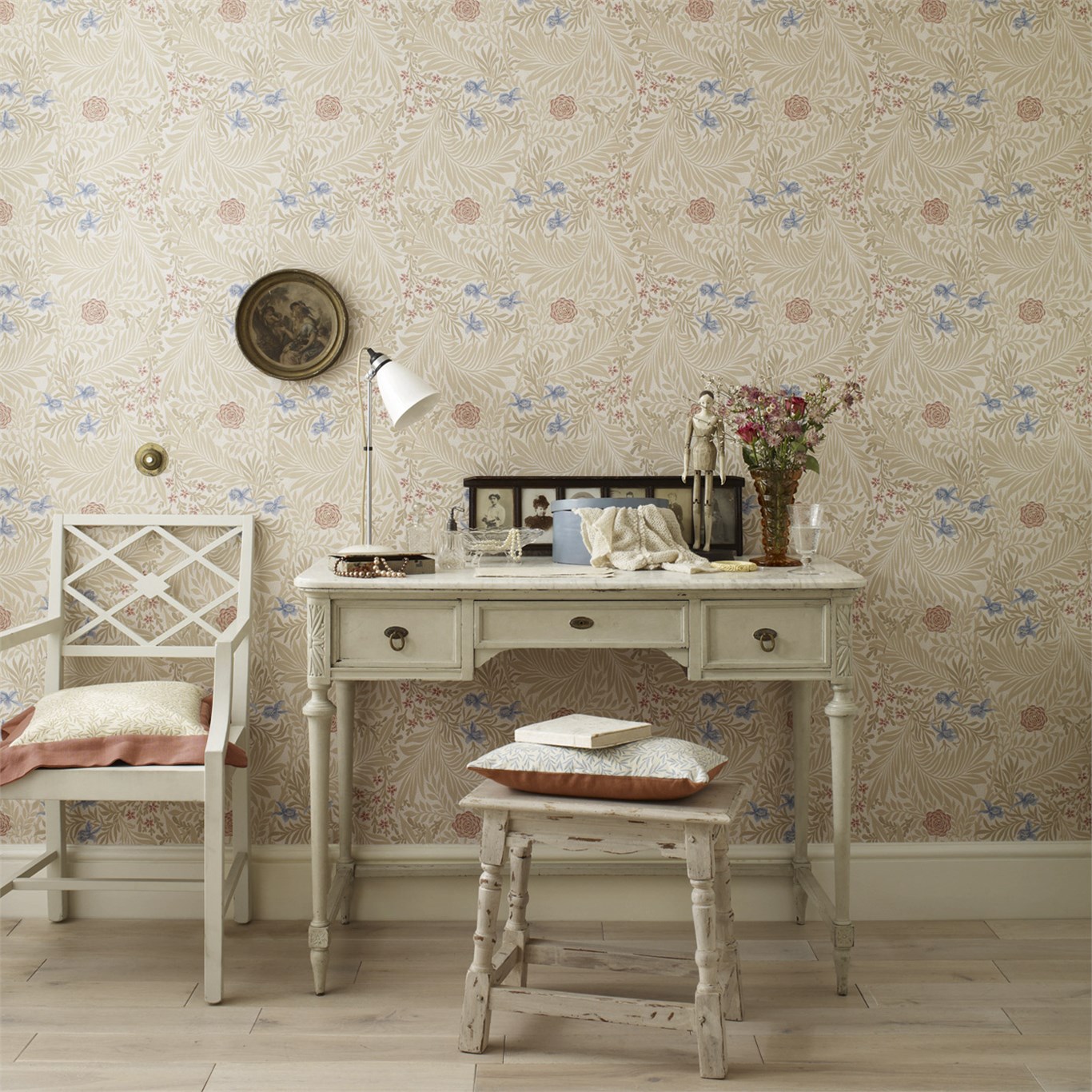 Обои Morris Archive Wallpapers II Larkspur 212555 фото в интерьере