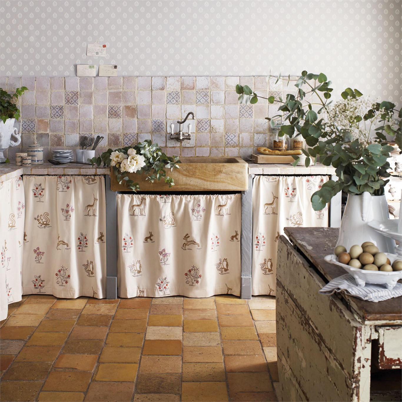 Обои Sanderson Fabienne Florrie 214058 фото в интерьере