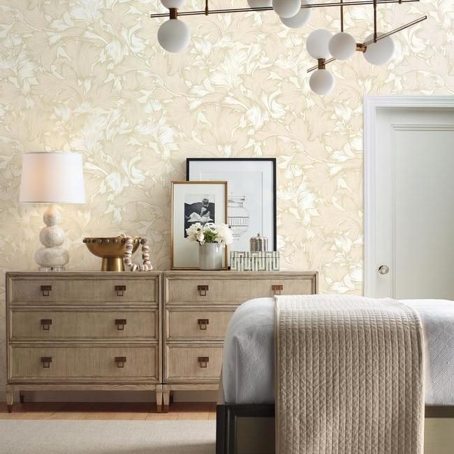 Обои York Modern Heritage 125th Anniversary Acanthus Toss NV5508 фото в интерьере