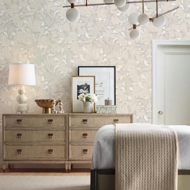 Обои York Modern Heritage 125th Anniversary Acanthus Toss NV5509 фото в интерьере