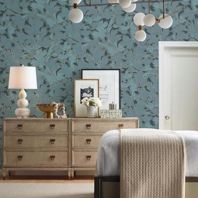 Обои York Modern Heritage 125th Anniversary Acanthus Toss NV5512 фото в интерьере