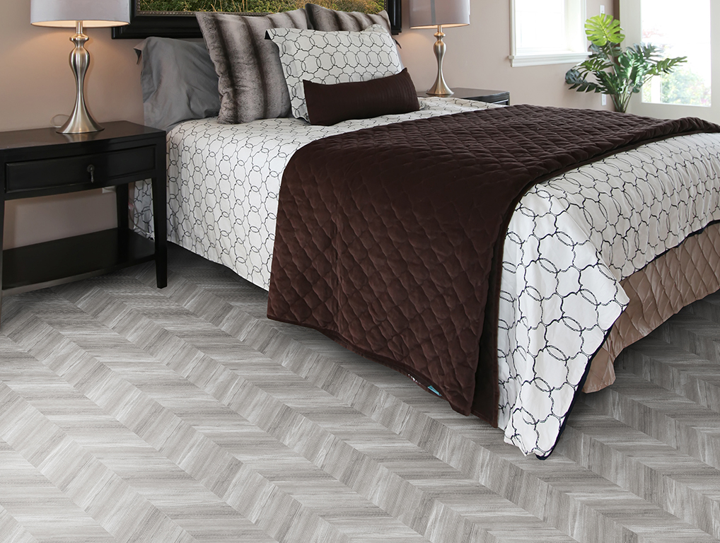 Пробковый пол замковый Corkstyle Chevron Silver 1235×305×10 фото в интерьере