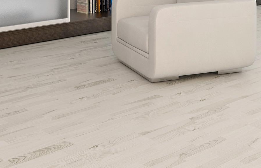 Пробковый пол клеевой Corkstyle Wood Esche Weiss 915×305×6 фото в интерьере