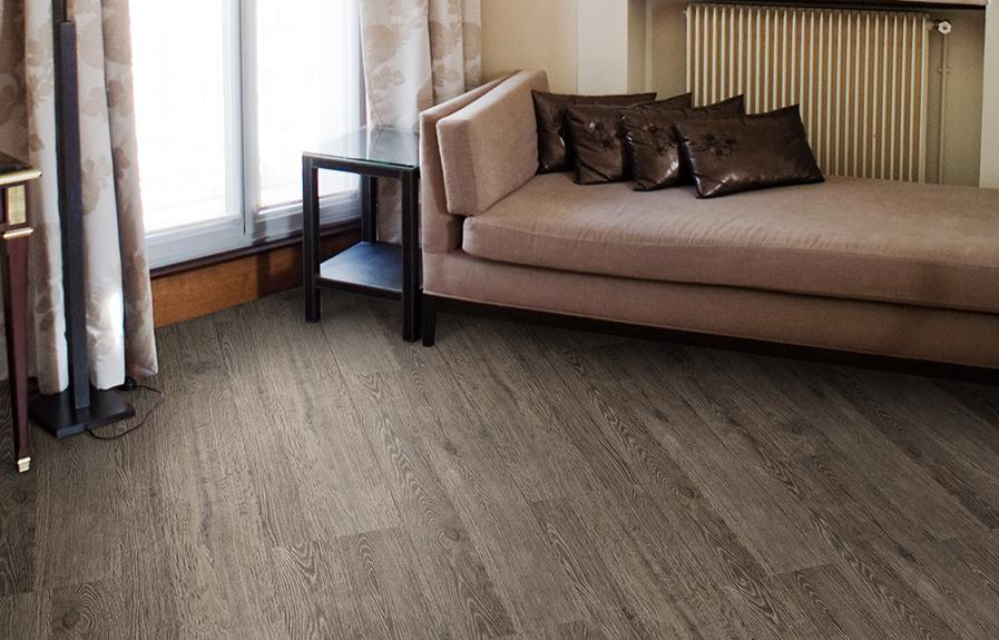 Пробковый пол клеевой Corkstyle Wood Oak Rustic silver 915×305×6 фото в интерьере