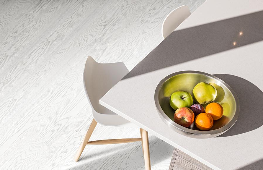 Пробковый пол клеевой Corkstyle Wood XL Oak White 1235×200×6 фото в интерьере