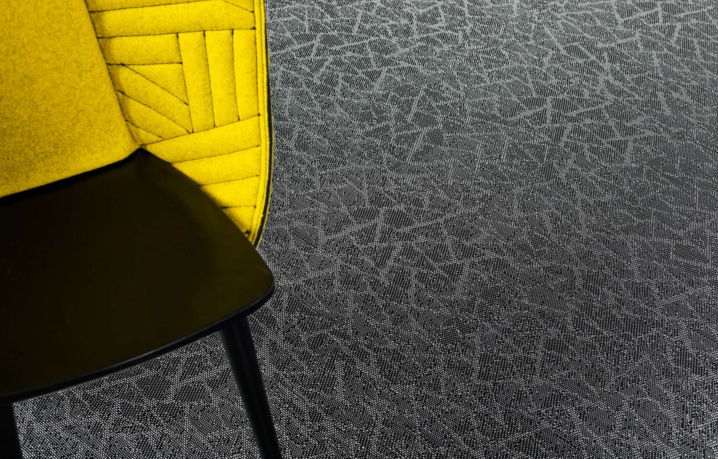 Виниловый пол Bolon плетёный Graphic Texture black 103597 500×500×3 фото в интерьере Виниловый пол Bolon плетёный Graphic Texture black 103597 500×500×3 фото в интерьере