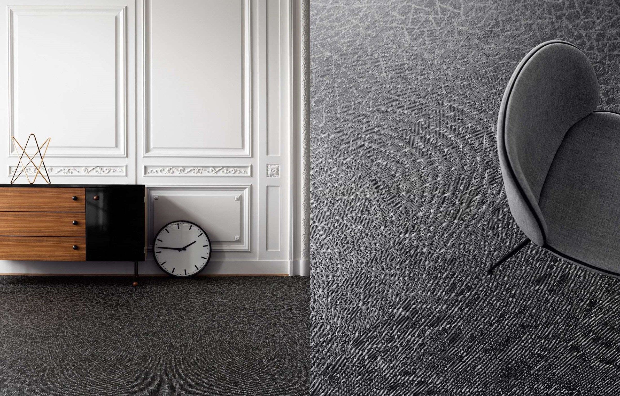 Виниловый пол Bolon плетёный Graphic Texture black 103597 500×500×3 фото в интерьере