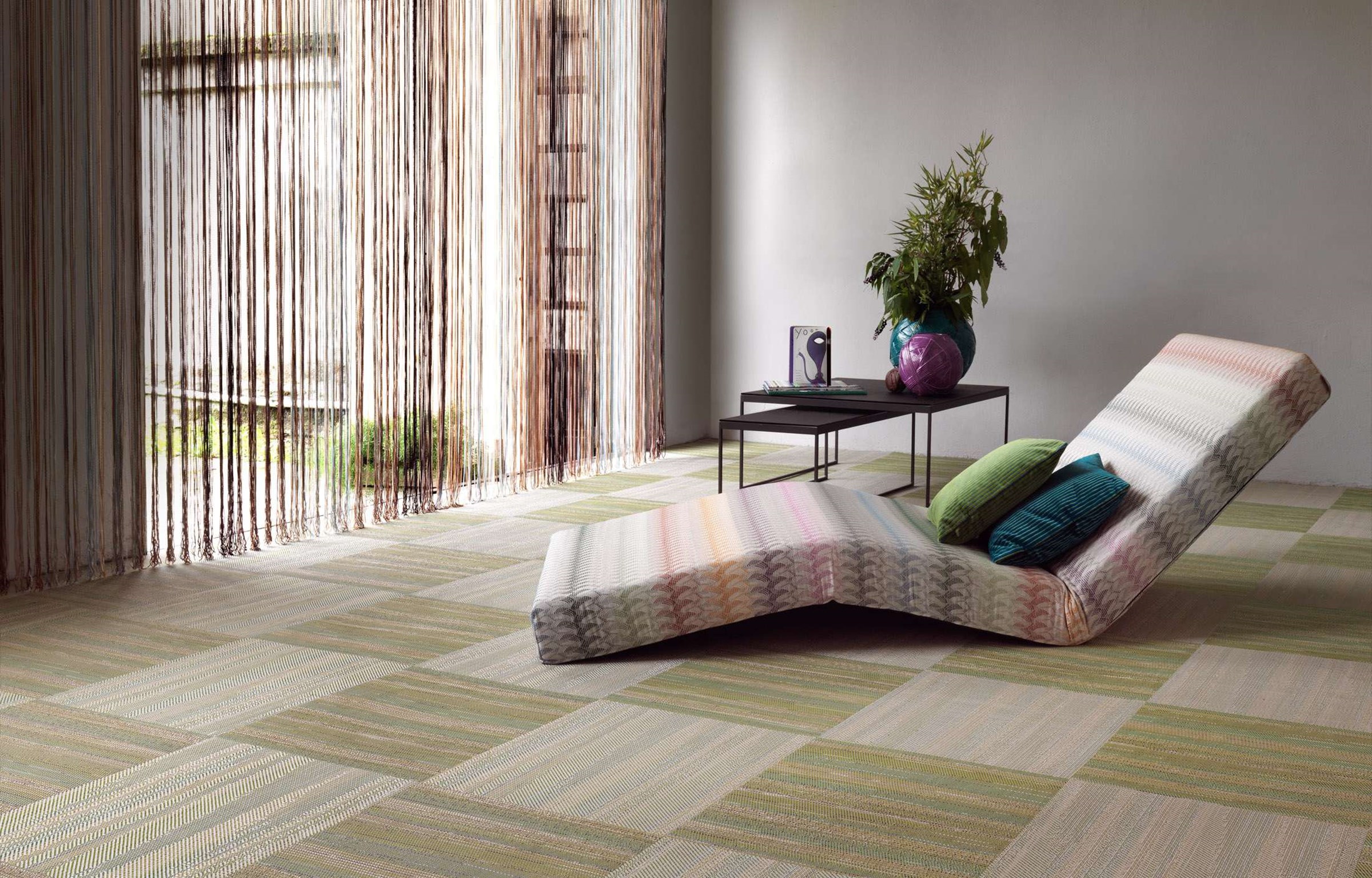 Виниловый пол Bolon плетёный Missoni Flame patch green 500×500×3 фото в интерьере Виниловый пол Bolon плетёный Missoni Flame patch green 500×500×3 фото в интерьере