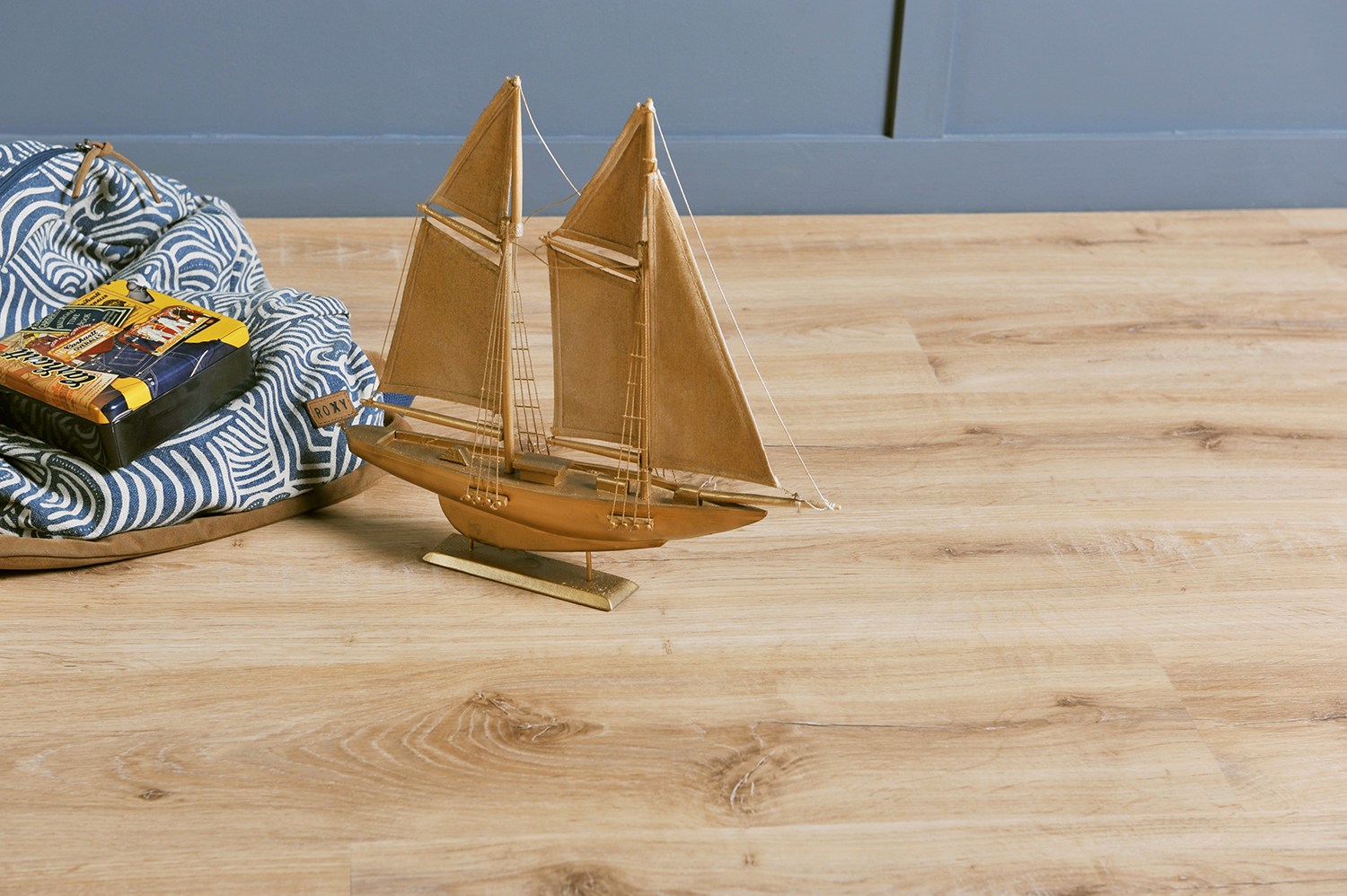 Кварцвиниловая плитка FineFloor замковая Light Дуб Меранти FF-1321 1314×190×3,6 фото в интерьере Кварцвиниловая плитка FineFloor замковая Light Дуб Меранти FF-1321 1314×190×3,6 фото в интерьере