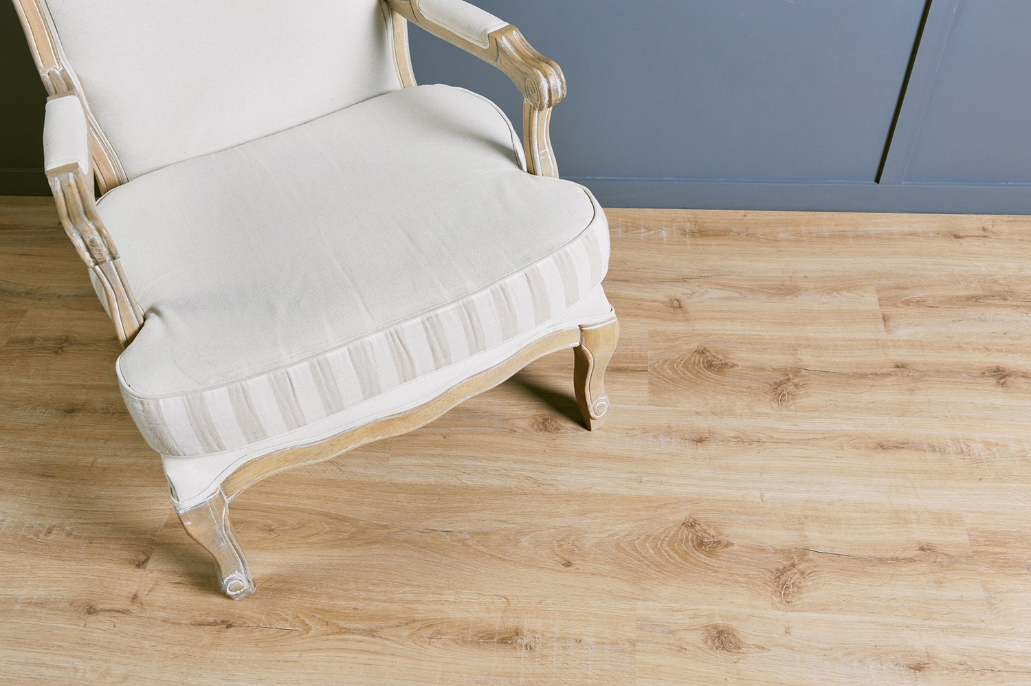 Кварцвиниловая плитка FineFloor замковая Light Дуб Меранти FF-1321 1314×190×3,6 фото в интерьере