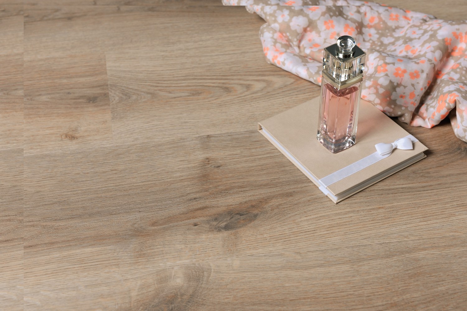 Кварцвиниловая плитка FineFloor замковая Light Дуб Мидфилд FF-1334 1314×190×3,6 фото в интерьере