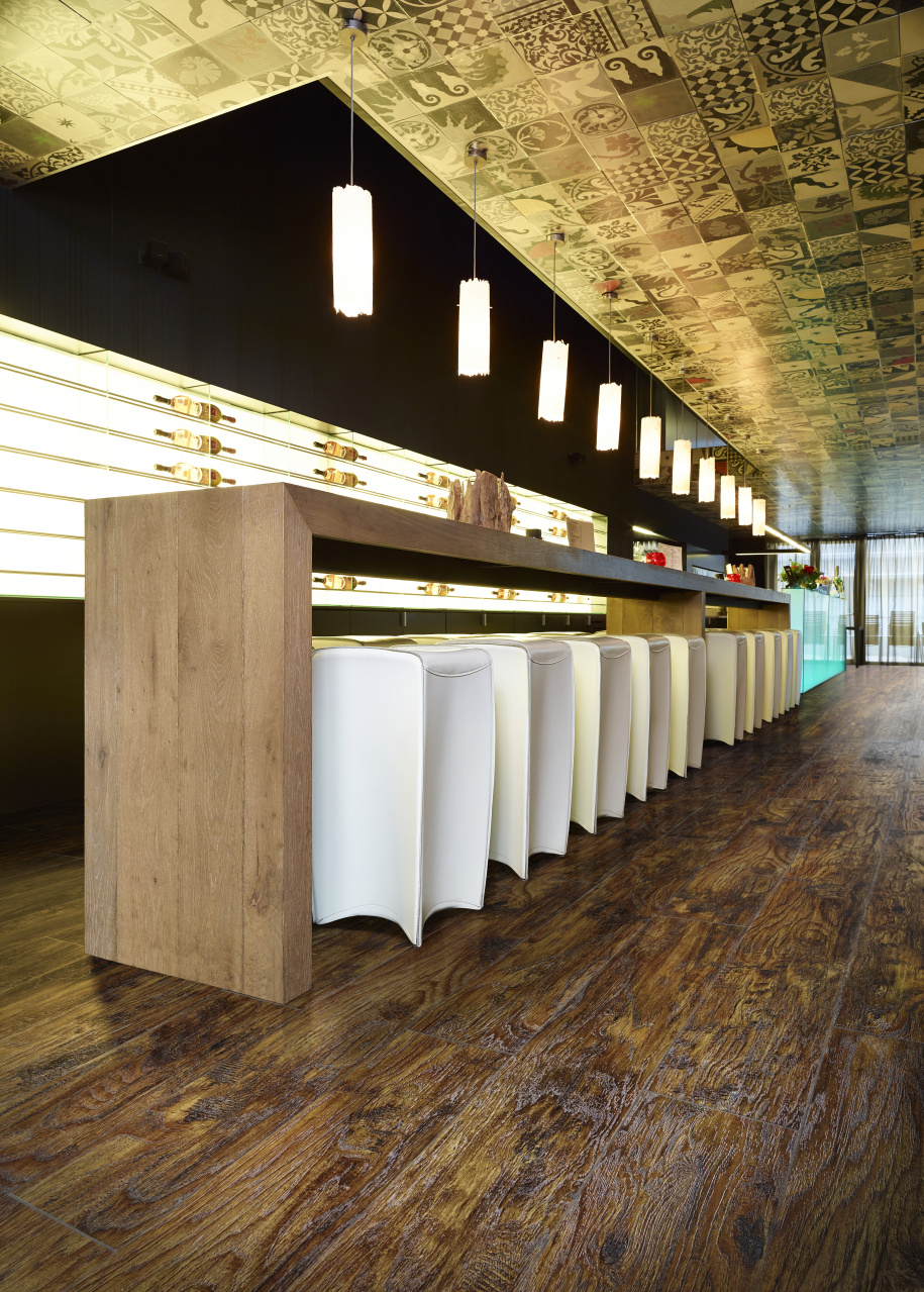 Кварцвиниловая плитка FineFloor клеевая Rich Пекан Порто FF-2066 1320×196×2,5 фото в интерьере Кварцвиниловая плитка FineFloor клеевая Rich Пекан Порто FF-2066 1320×196×2,5 фото в интерьере