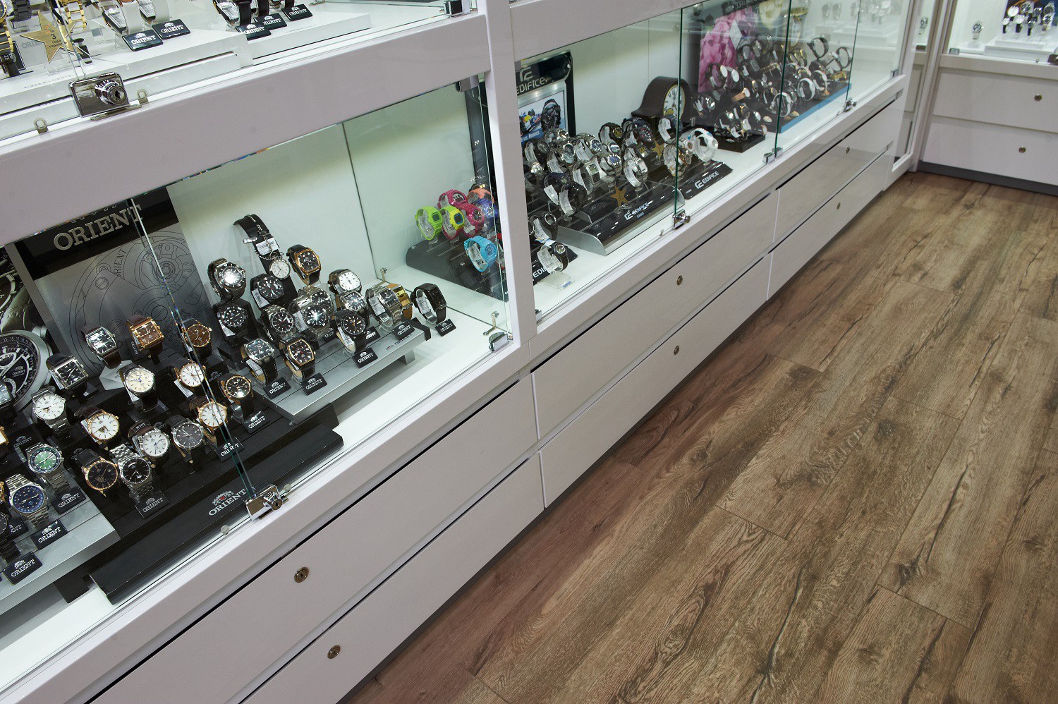 Кварцвиниловая плитка FineFloor замковая Rich Дуб Мале FF-1969 1316×191×4,5 фото в интерьере