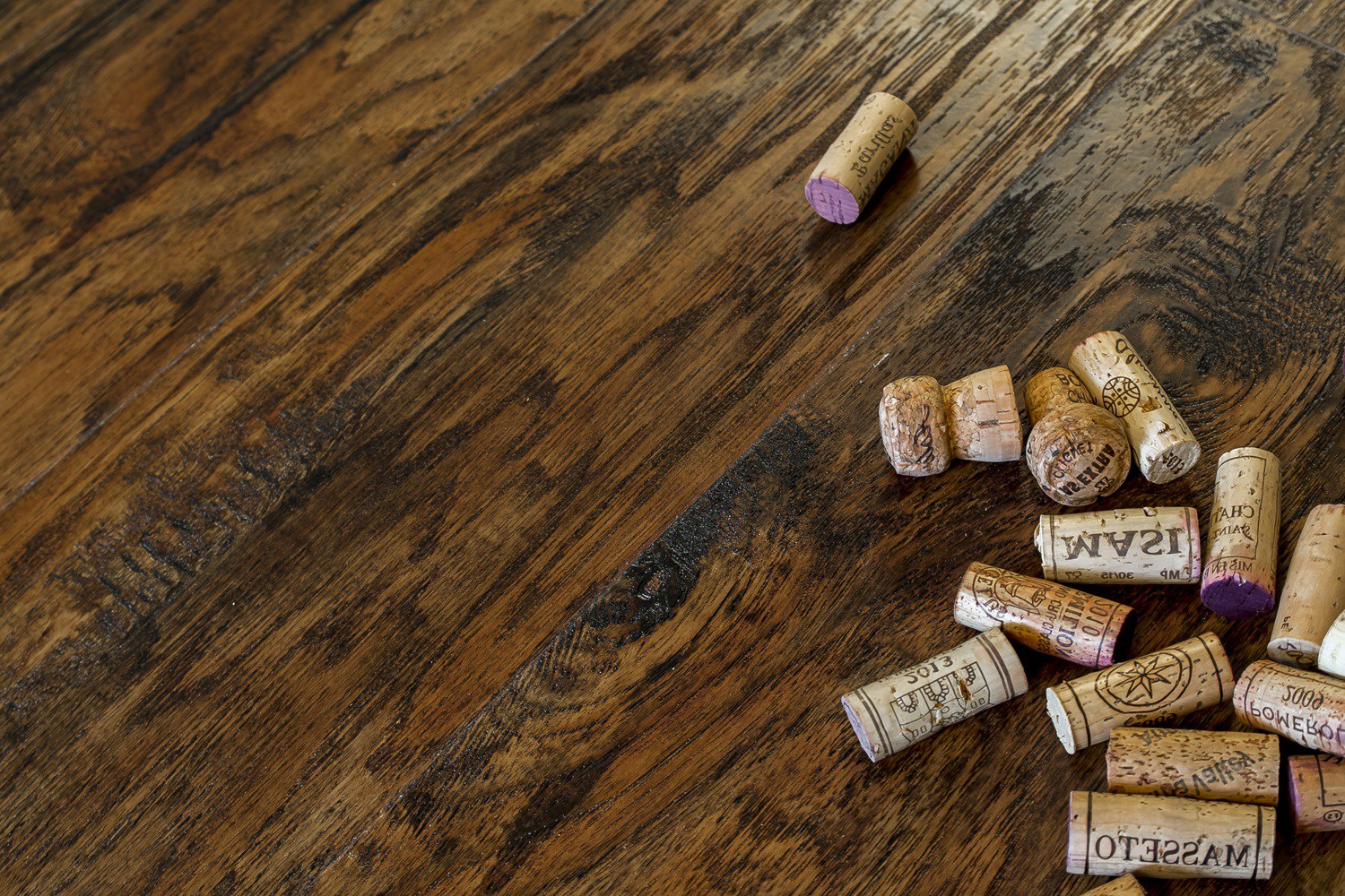 Кварцвиниловая плитка FineFloor клеевая Rich Пекан Порто FF-2066 1320×196×2,5 фото в интерьере Кварцвиниловая плитка FineFloor клеевая Rich Пекан Порто FF-2066 1320×196×2,5 фото в интерьере