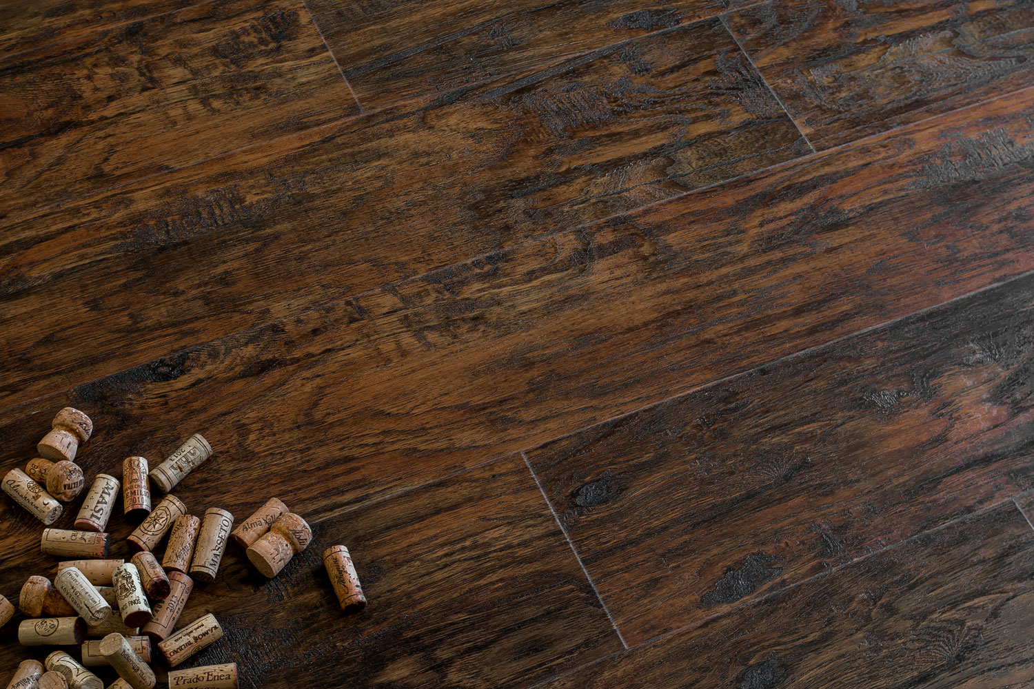 Кварцвиниловая плитка FineFloor клеевая Rich Пекан Порто FF-2066 1320×196×2,5 фото в интерьере Кварцвиниловая плитка FineFloor клеевая Rich Пекан Порто FF-2066 1320×196×2,5 фото в интерьере