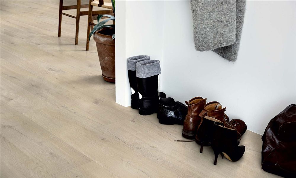 Кварцвиниловая плитка Pergo замковая Optimum Click Modern Plank Дуб Песочный V3131-40103 1510×210×4,5 фото в интерьере