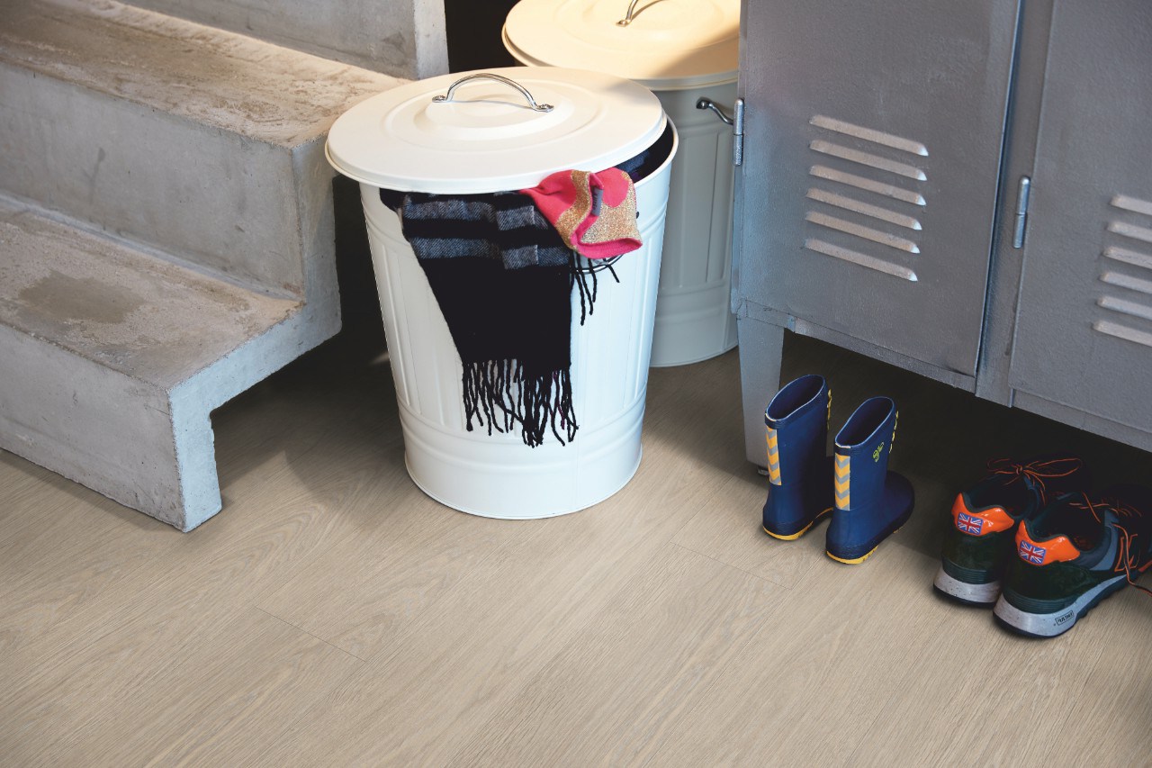 Виниловый пол Pergo замковый Optimum Rigit Click Plank Дуб Дворцовый серый теплый V3307-40015 1251×189×5 фото в интерьере