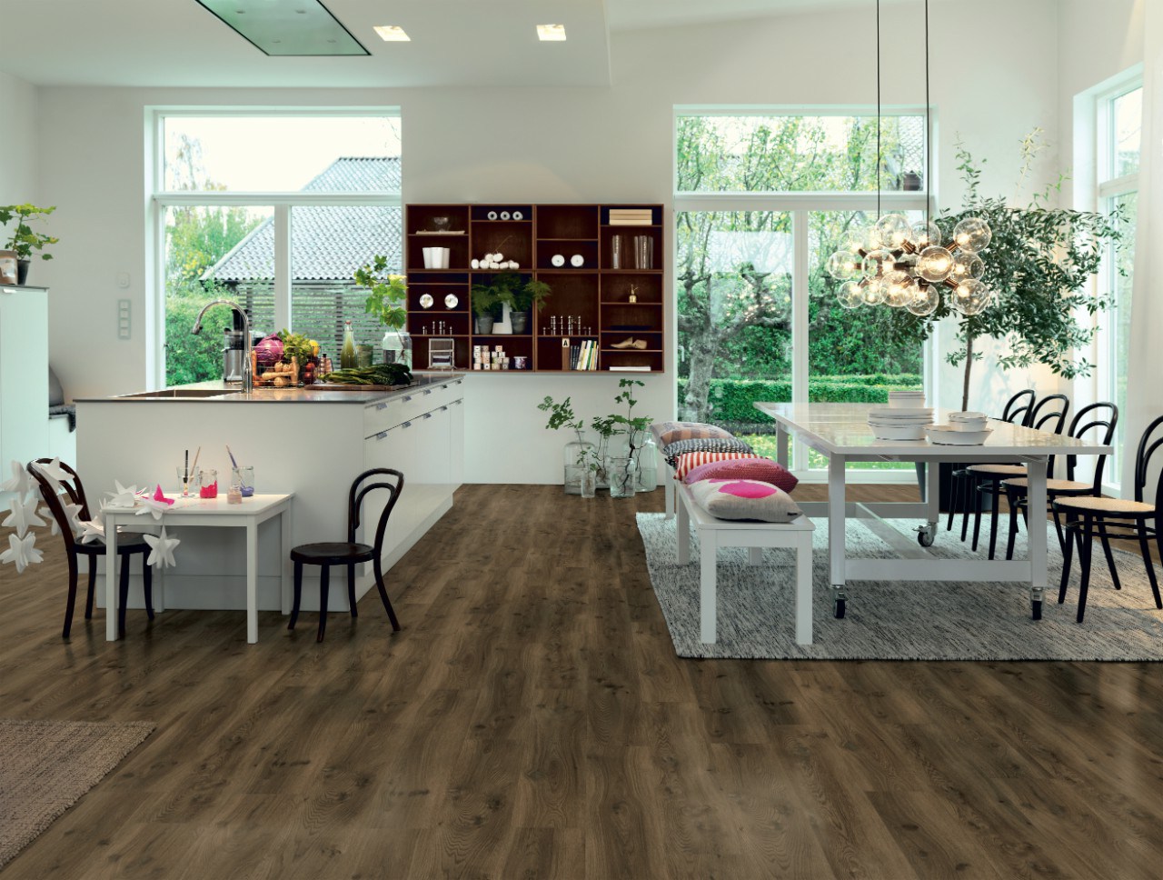 Кварцвиниловая плитка Pergo замковая Optimum Click Classic plank Дуб кофейный натуральный V3107-40019 1251×187×4,5 фото в интерьере