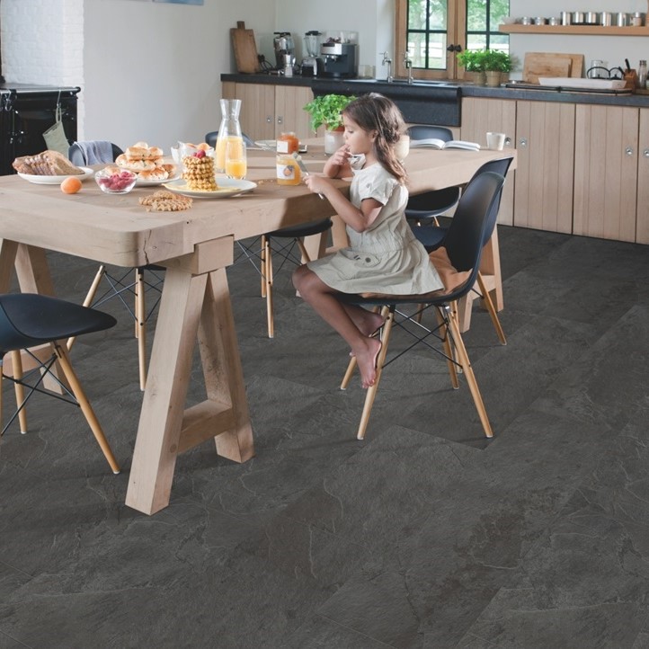 Кварцвиниловая плитка Quick Step замковая Ambient Click Сланец черный AMCL40035 1300×320×4,5 фото в интерьере