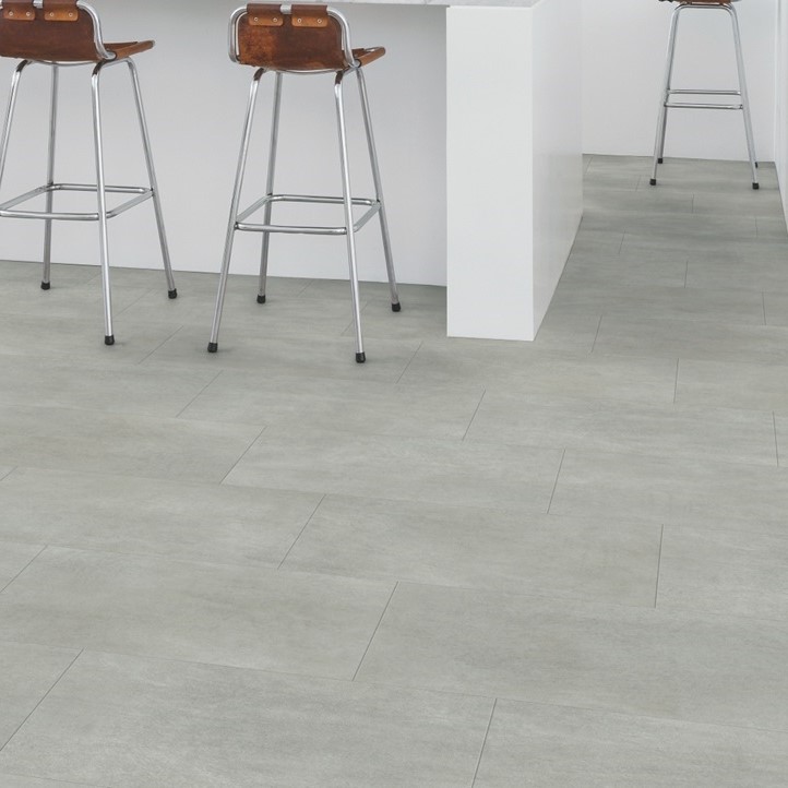 Кварцвиниловая плитка Quick Step замковая Ambient Click Бетон теплый серый AMCL40050 1300×320×4,5 фото в интерьере