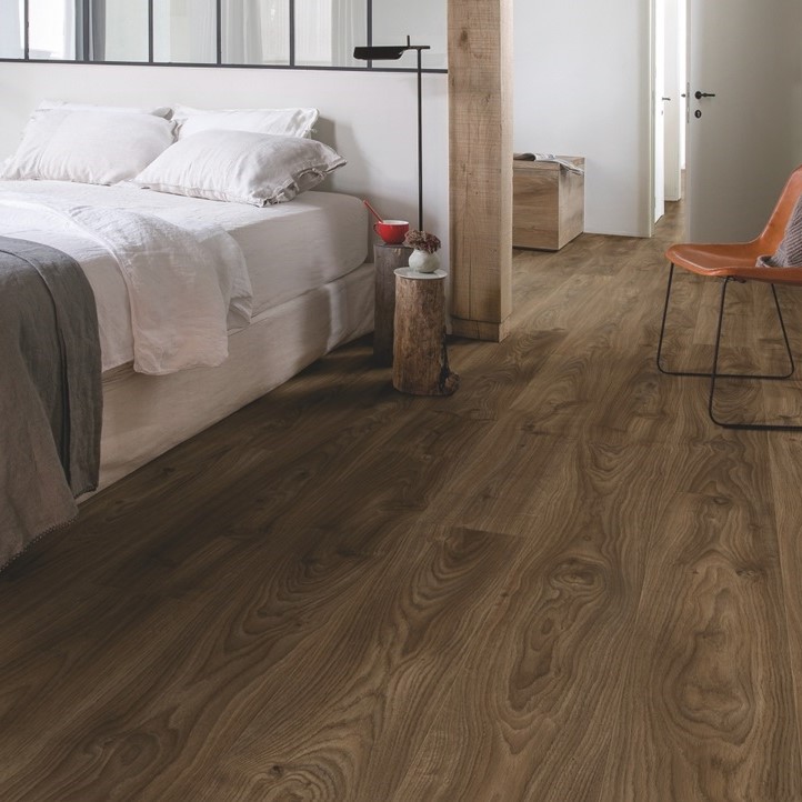 Кварцвиниловая плитка Quick Step замковая Balance Click Дуб коттедж темно-коричневый BACL40027 1251×187×4,5 фото в интерьере