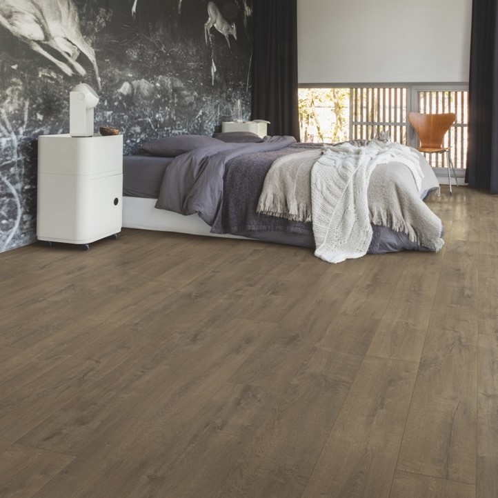 Кварцвиниловая плитка Quick Step замковая Balance Click Дуб бархатный коричневый BACL40160 1251×187×4,5 фото в интерьере