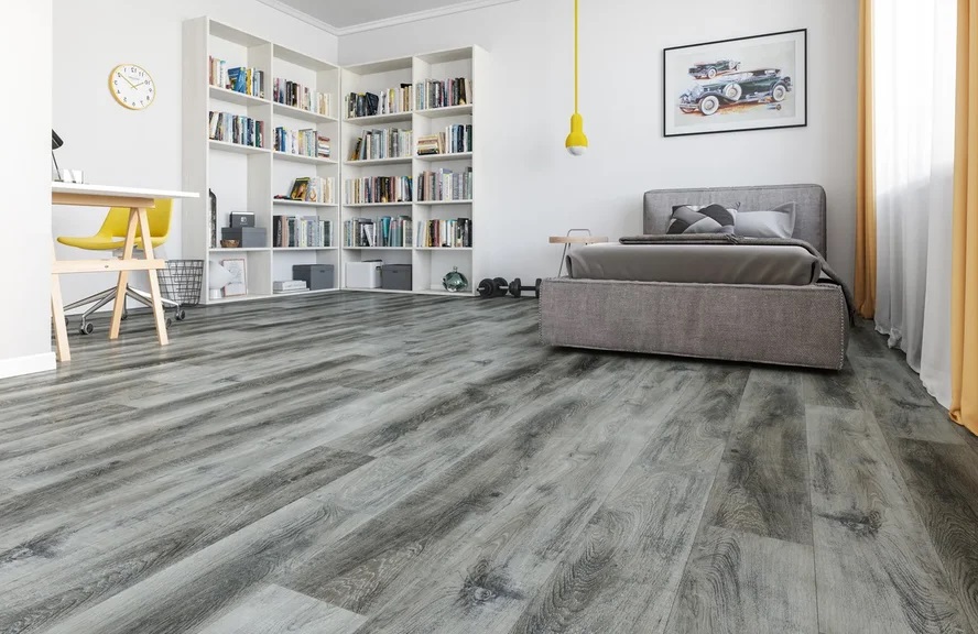 Кварцвиниловый SPC ламинат Fargo Comfort Дуб Сардиния 366-2 1220×180×4 фото в интерьере