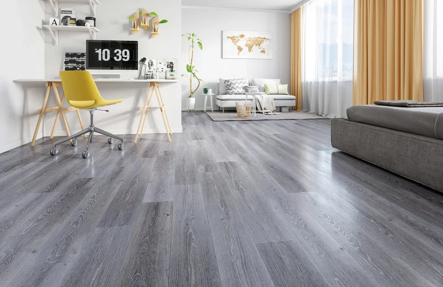 Кварцвиниловый SPC ламинат Fargo Comfort Дуб Серый Иней 379-1 1220×180×4 фото в интерьере