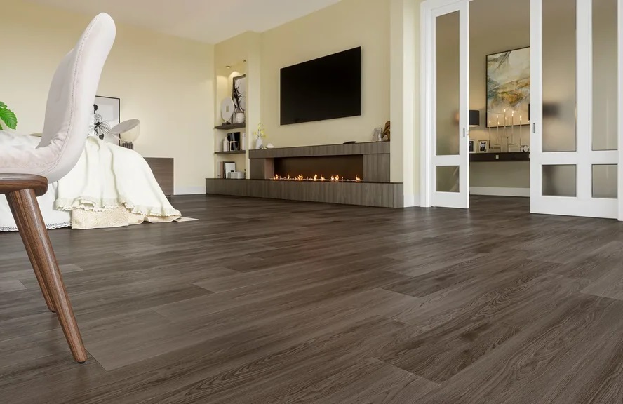 Кварцвиниловый SPC ламинат Fargo Comfort Дуб Старый JC 18001-28 1220×180×4 фото в интерьере