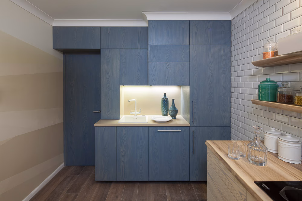 Потолочный плинтус под покраску Orac Decor Luxxus C240 2000×80×80 фото в интерьере