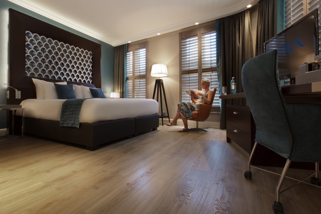 Потолочный плинтус под покраску Orac Decor Select C213 2000×80×80 фото в интерьере